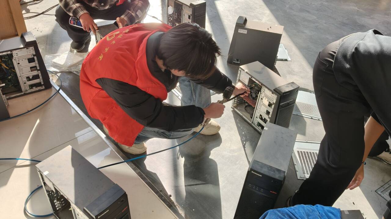 智能学院计算机硬件维护兴趣小组志愿者赴汽车馆开展电脑维护专项服务
